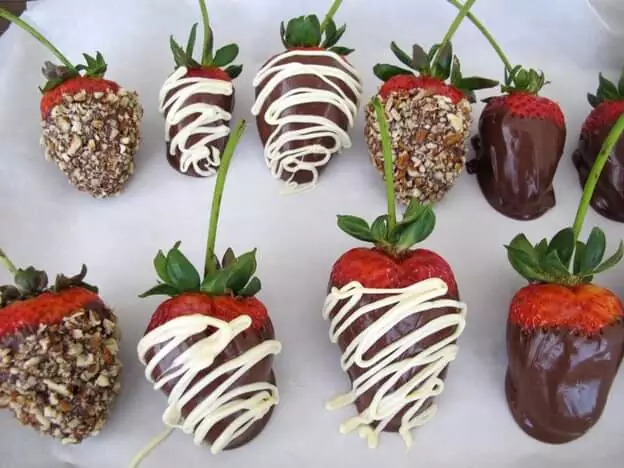 chocolate covered strawberries with nutella