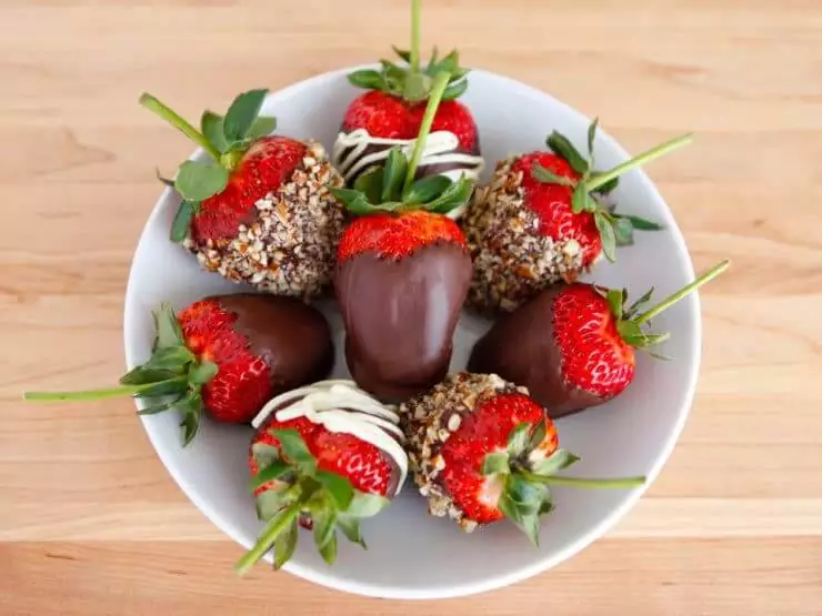 nutella covered strawberries